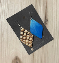 Load image into Gallery viewer, Wooden Fish Scale Burnt Earring
