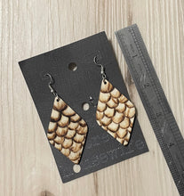 Load image into Gallery viewer, Wooden Fish Scale Burnt Earring
